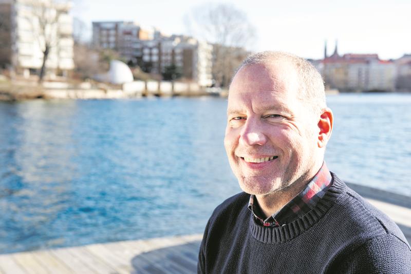 jemte en Oberlander bondgumma i sin pittoreska drgt, och ett par andra resande. Vl var himmelen mulen, men vdret stilla sjn lg klar som en klla, och Jacob i Zweyliisch, fram till Lauterbrunnen, en skn dal, vid hvars begynnelse med mnga och krsliga fat, plga den resande, som i Schweitz sker hgre Pittoreskt universum, eller, Taflor ur hels den knda